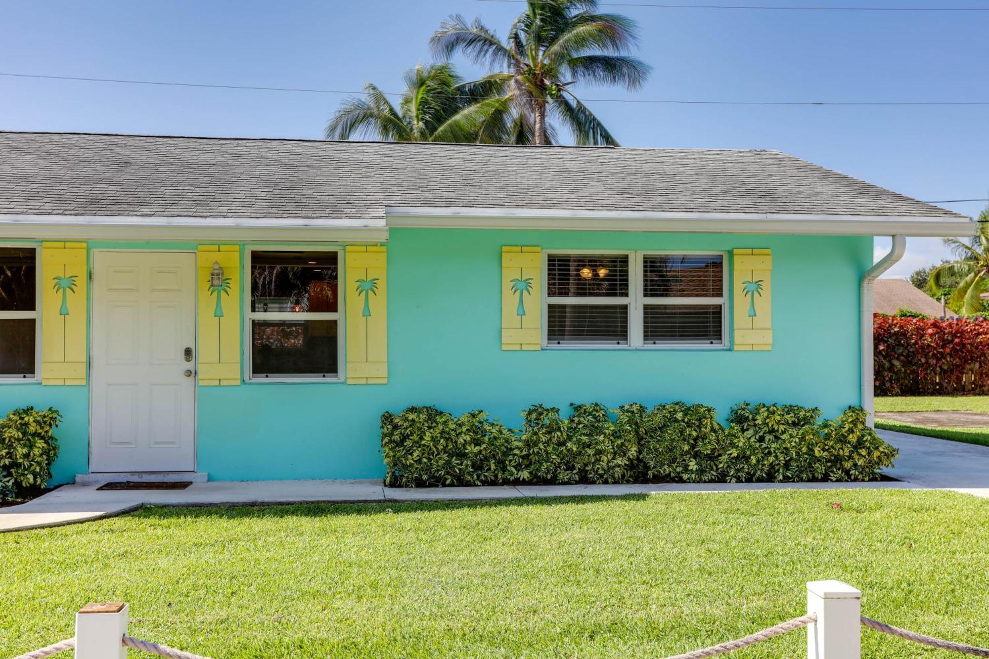 Holiday home Pet-friendly Palm Pad - 1 Mi To The Ocean!