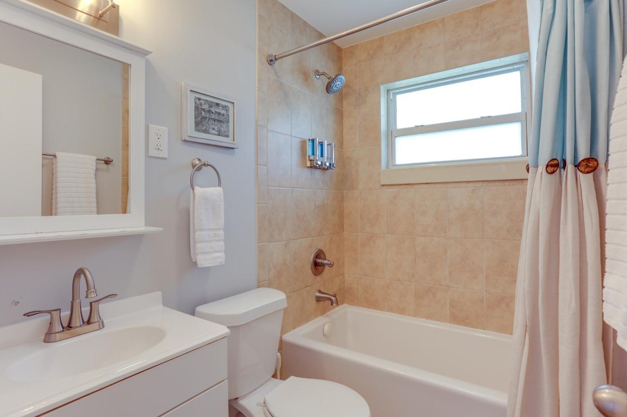 Pet-friendly Palm Pad - 1 Mi To The Ocean! Holiday home