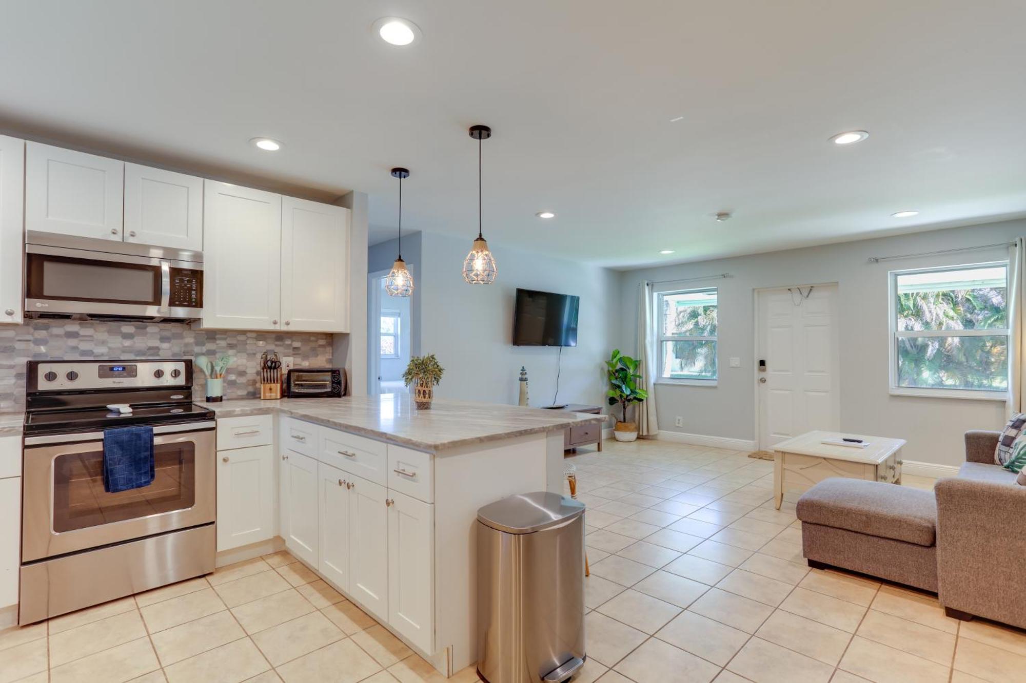 Pet-friendly Palm Pad - 1 Mi To The Ocean! *