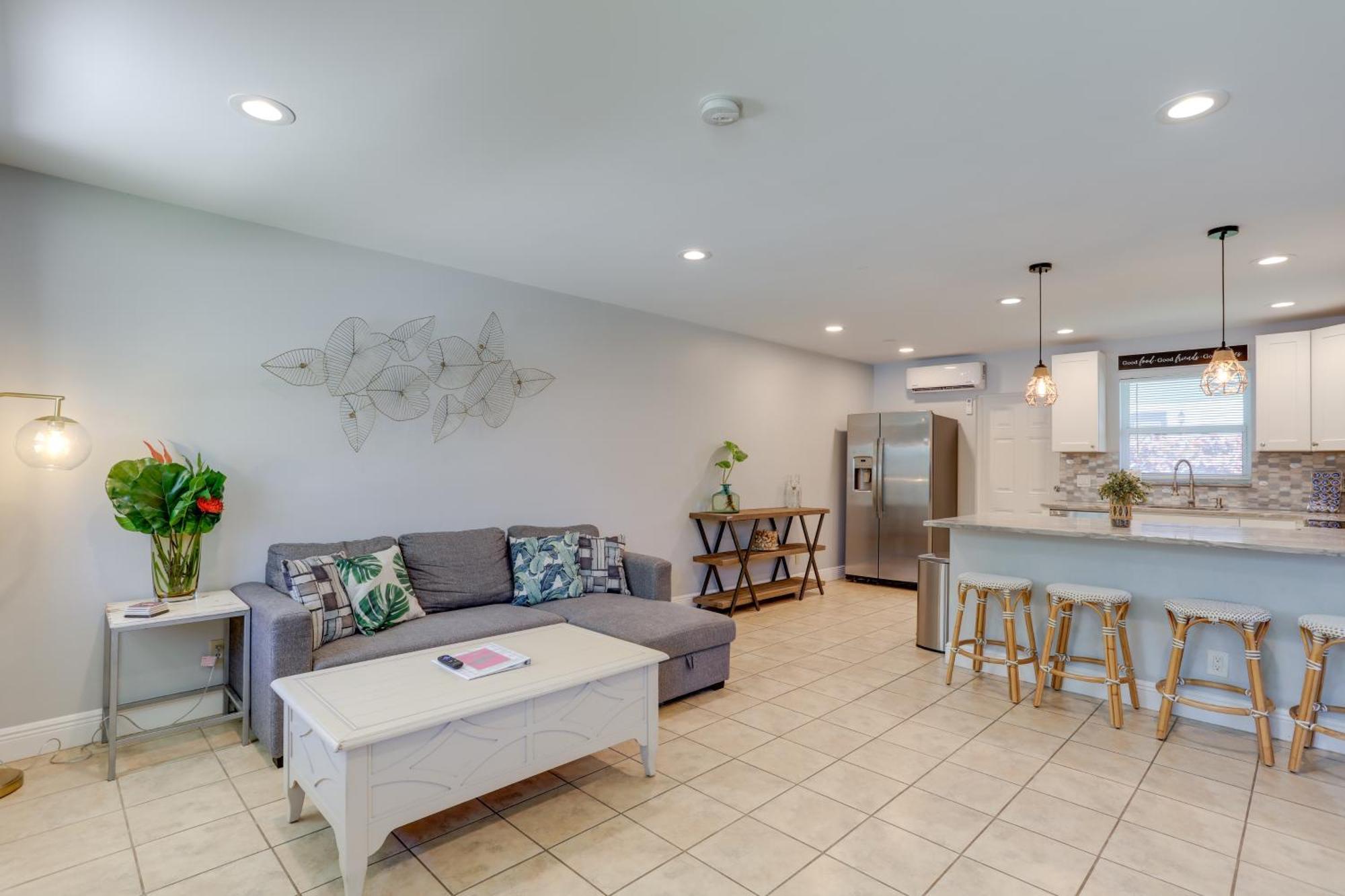 Pet-friendly Palm Pad - 1 Mi To The Ocean!