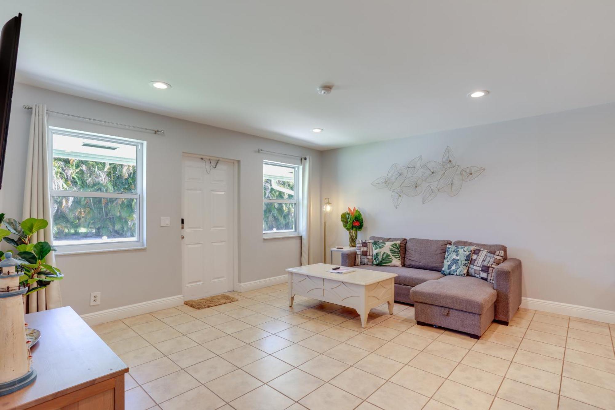 Pet-friendly Palm Pad - 1 Mi To The Ocean! Holiday home *