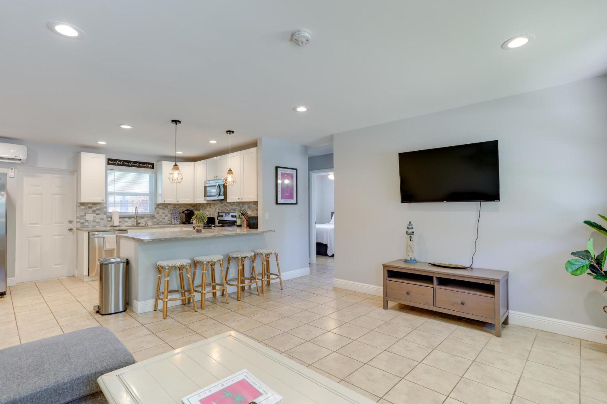Pet-friendly Palm Pad - 1 Mi To The Ocean! *