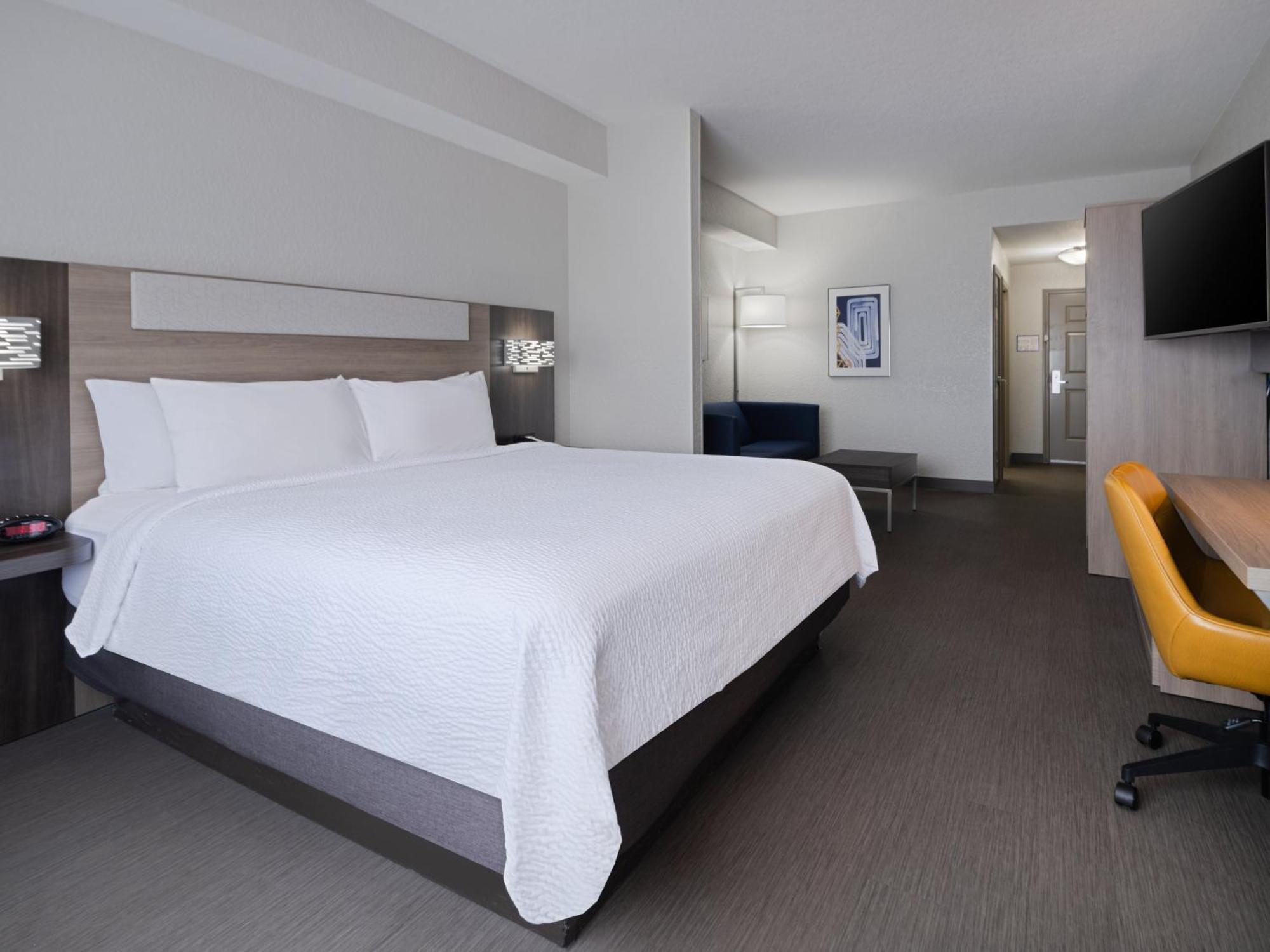 Express & North I-4 By Ihg Hotel 3*