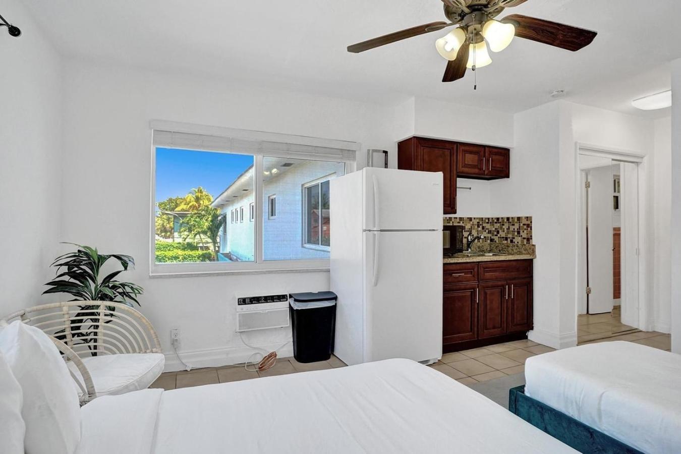 Walk To Holiday Retreat Miami Pool Apartment *