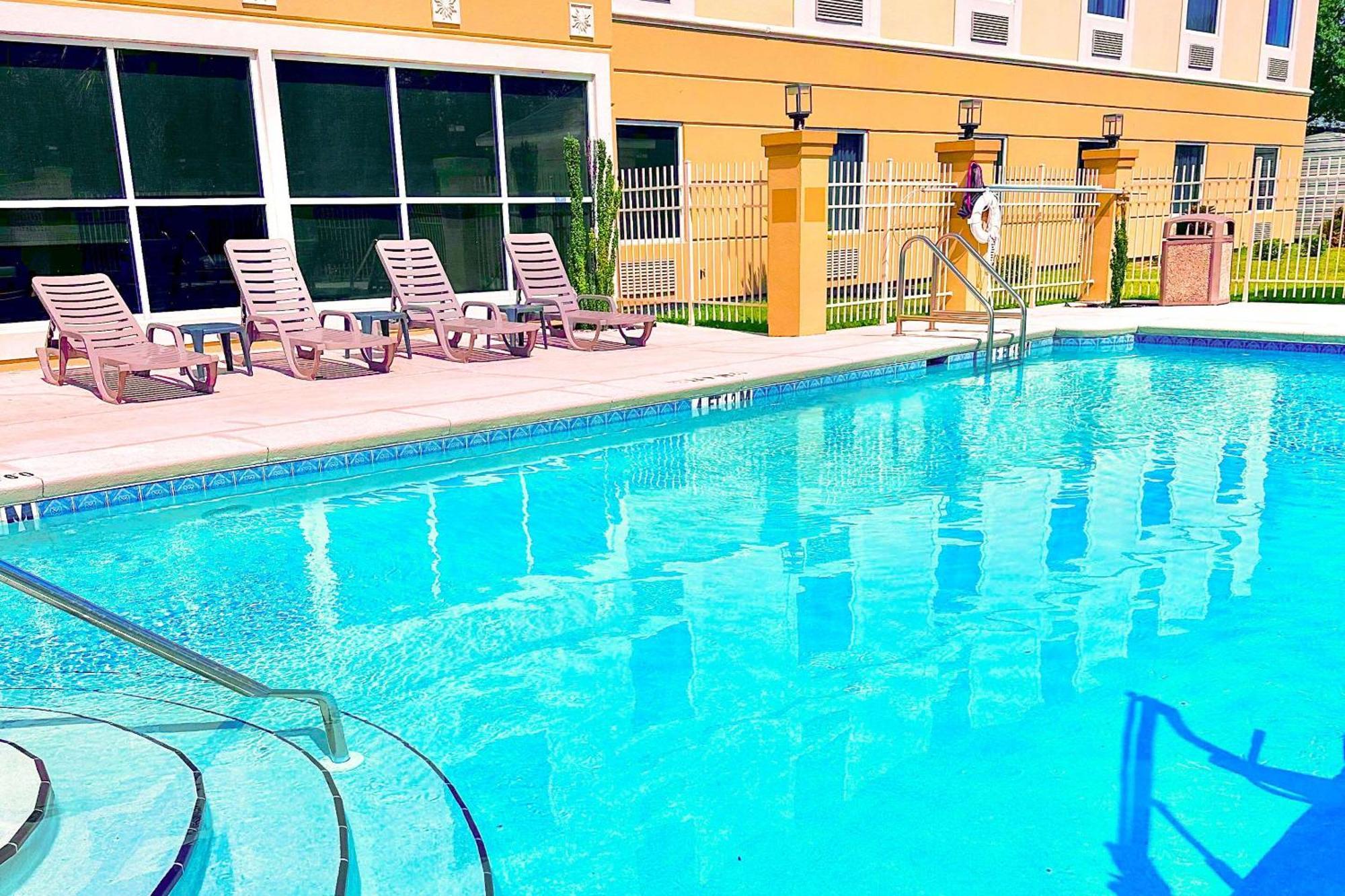 Hotel Comfort & I-10 3*