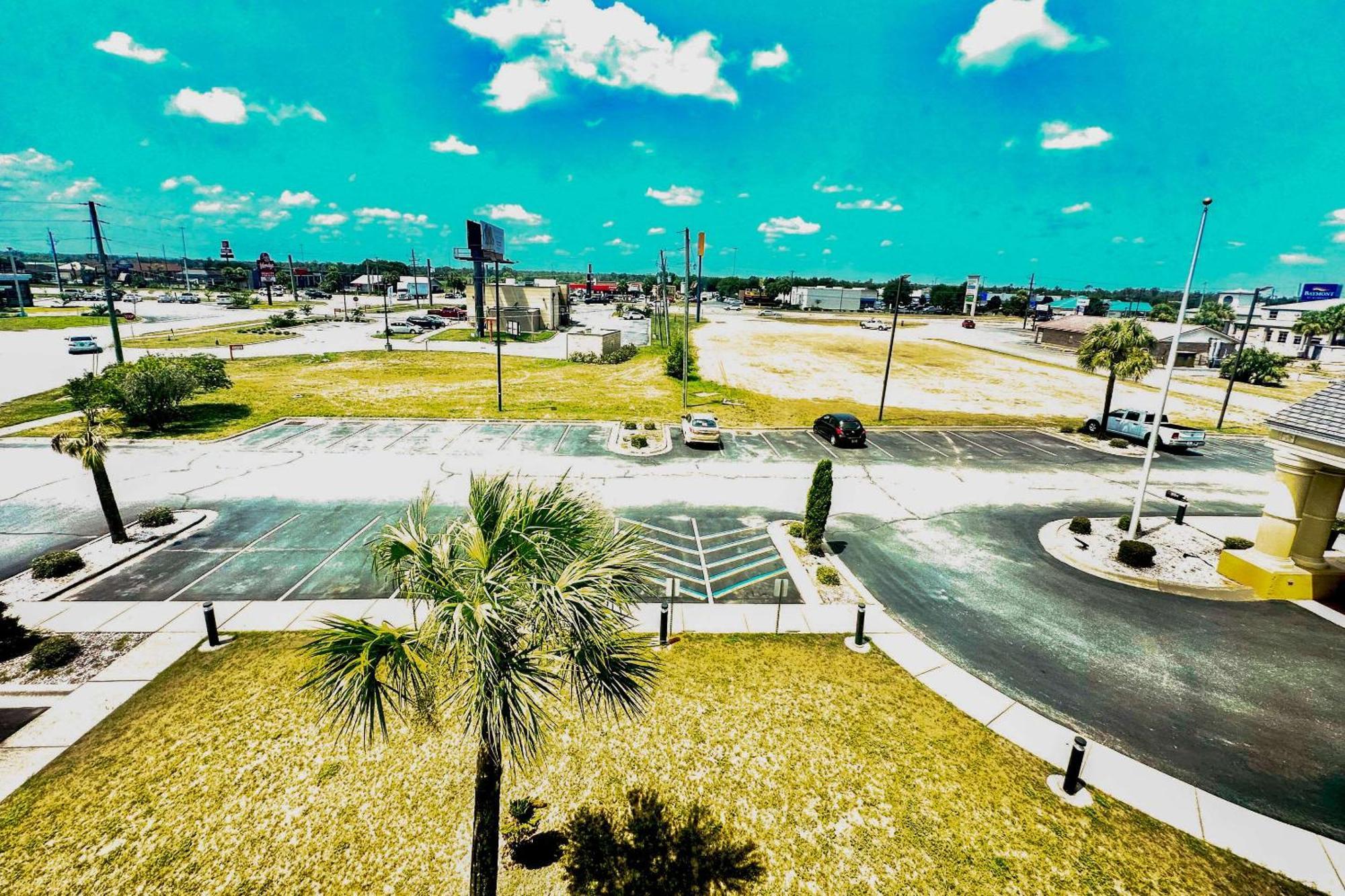 Hotel Comfort & I-10 3*