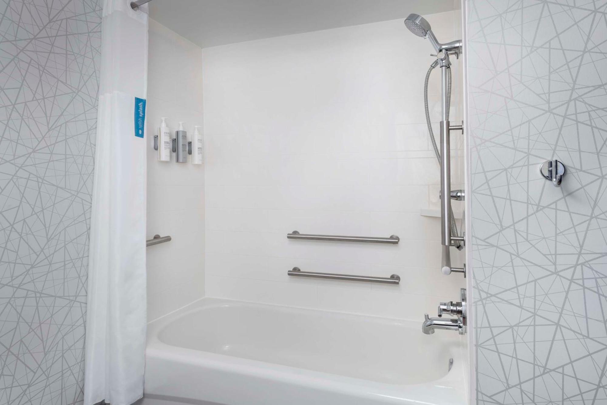Hampton & At Mary Colonial Townpark Hotel 3*