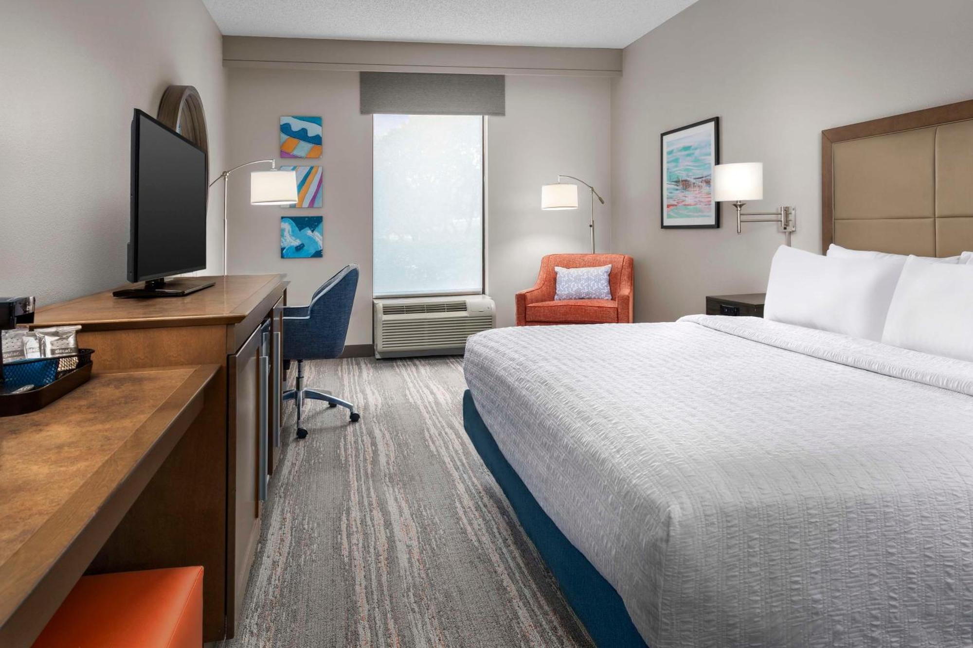 Hampton & At Mary Colonial Townpark Hotel 3*