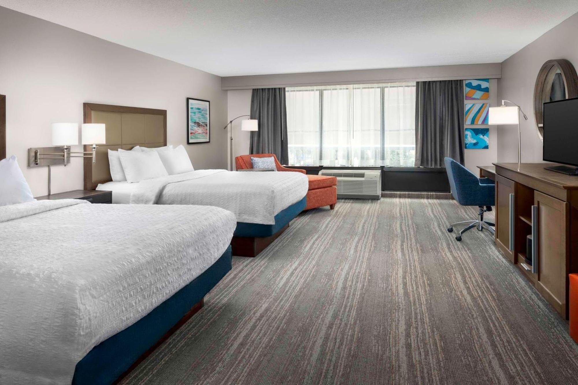 Hotel Hampton & At Mary Colonial Townpark