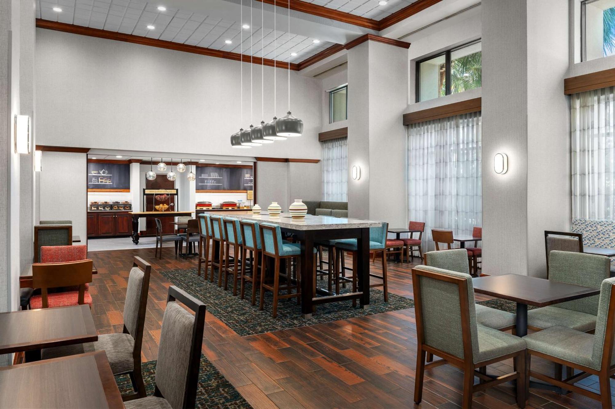 Hotel Hampton & At Mary Colonial Townpark 3*