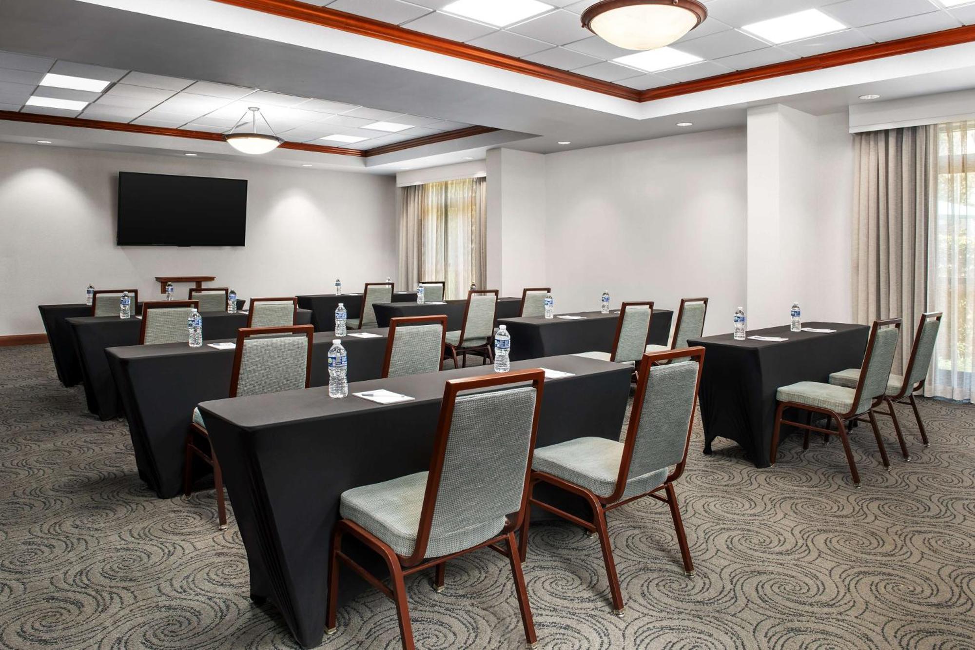 Hampton & At Mary Colonial Townpark Hotel 3*