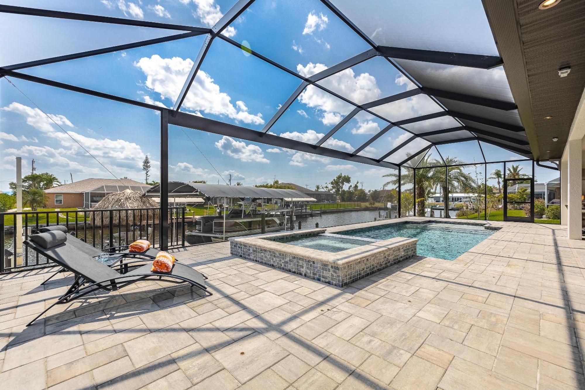 New Home, Pool, Tiki Hut, Sleeps 8 - Cielo Sur Cape Coral