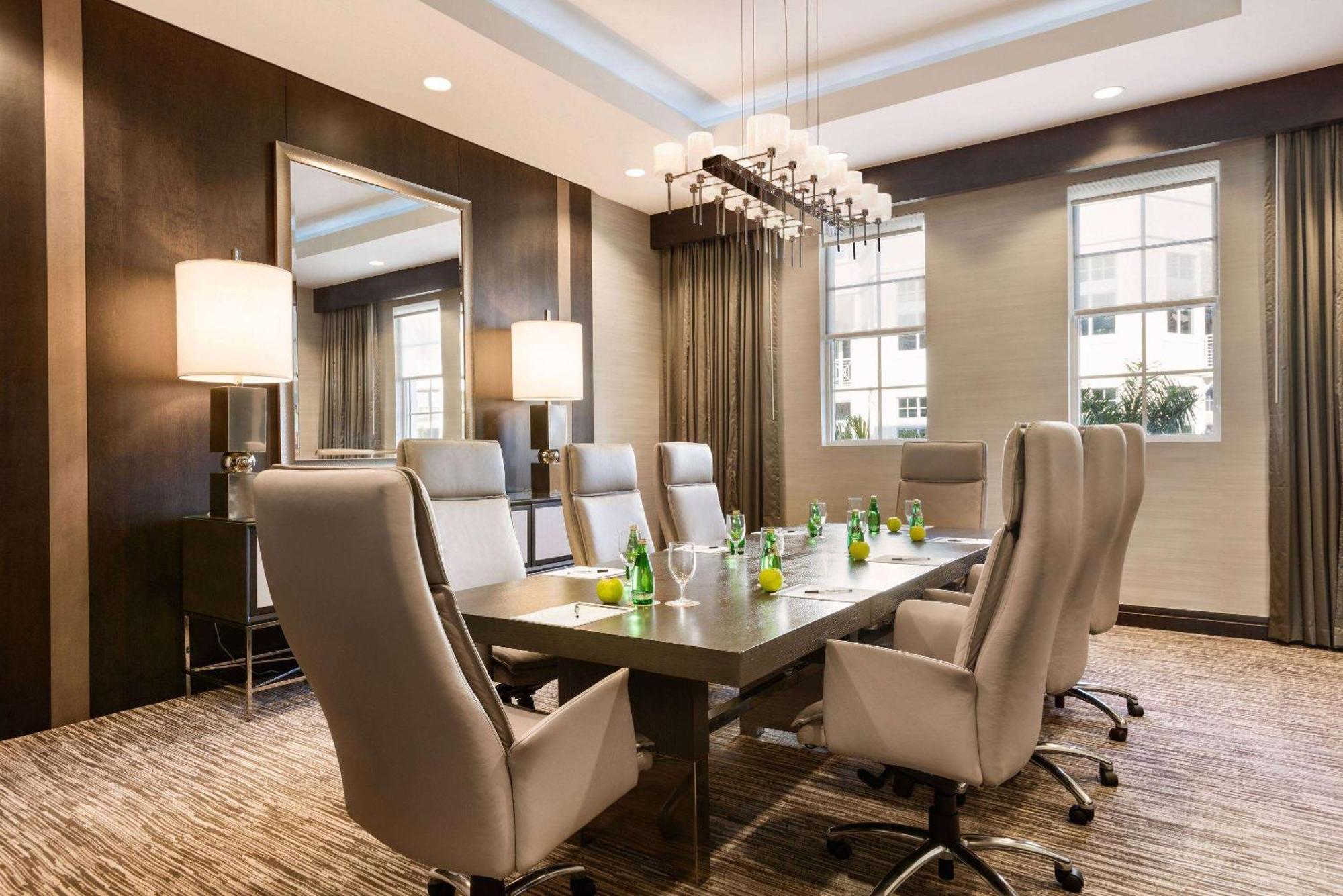Wyndham Grand At Harbourside Place 4*