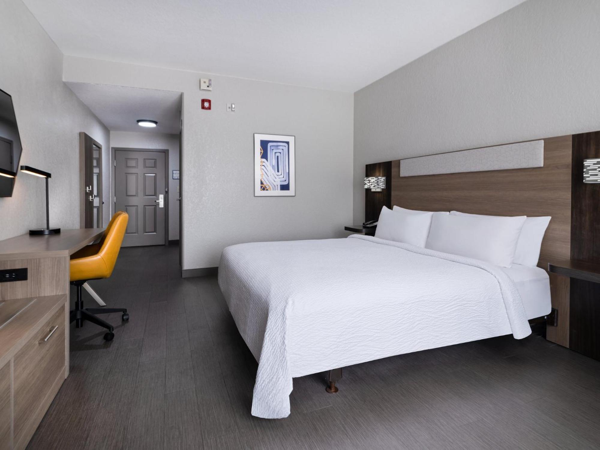 Hotel Express & North I-4 By Ihg 3*