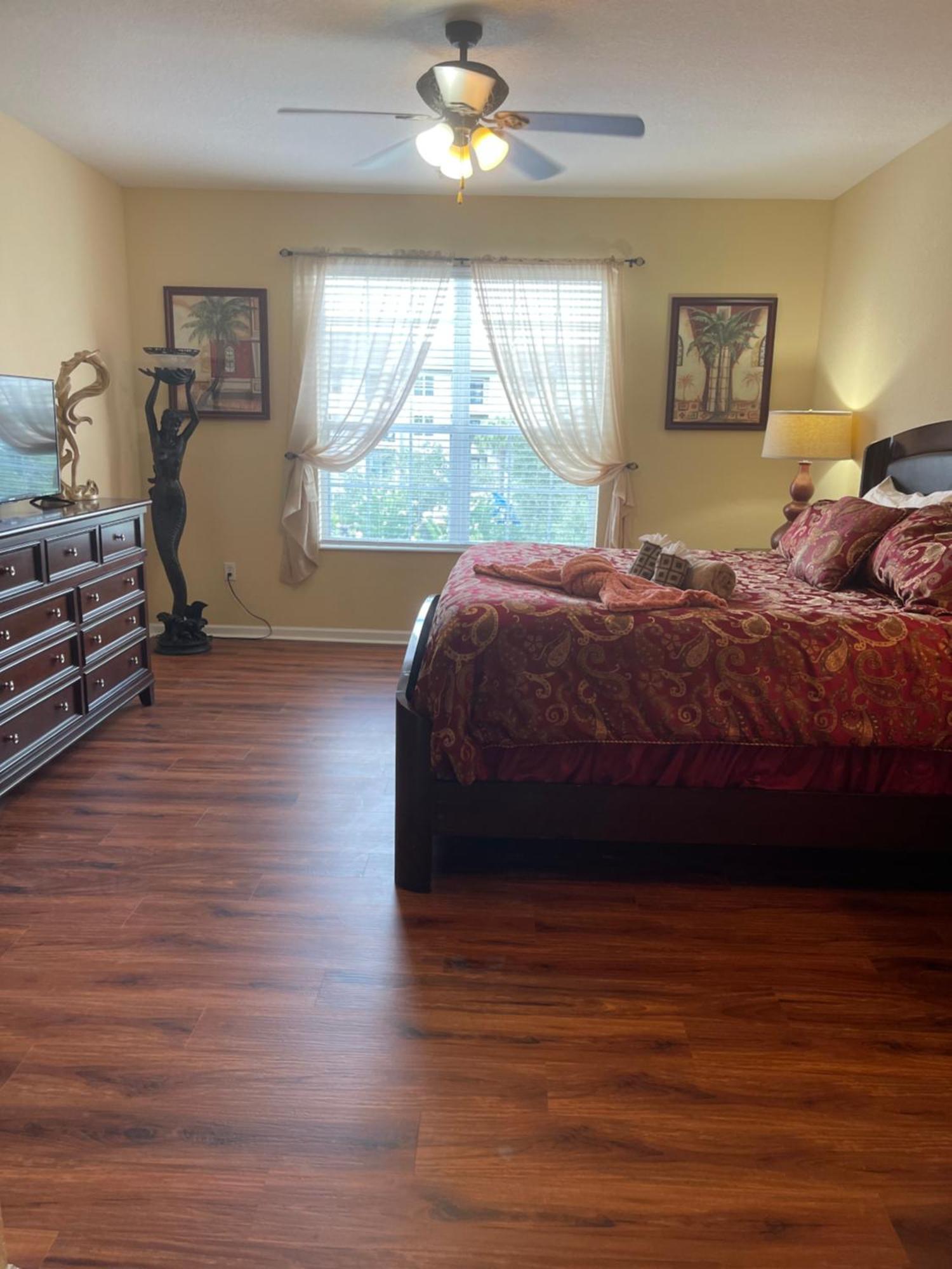 Executive 3 Bedroom At Universal Apartment *