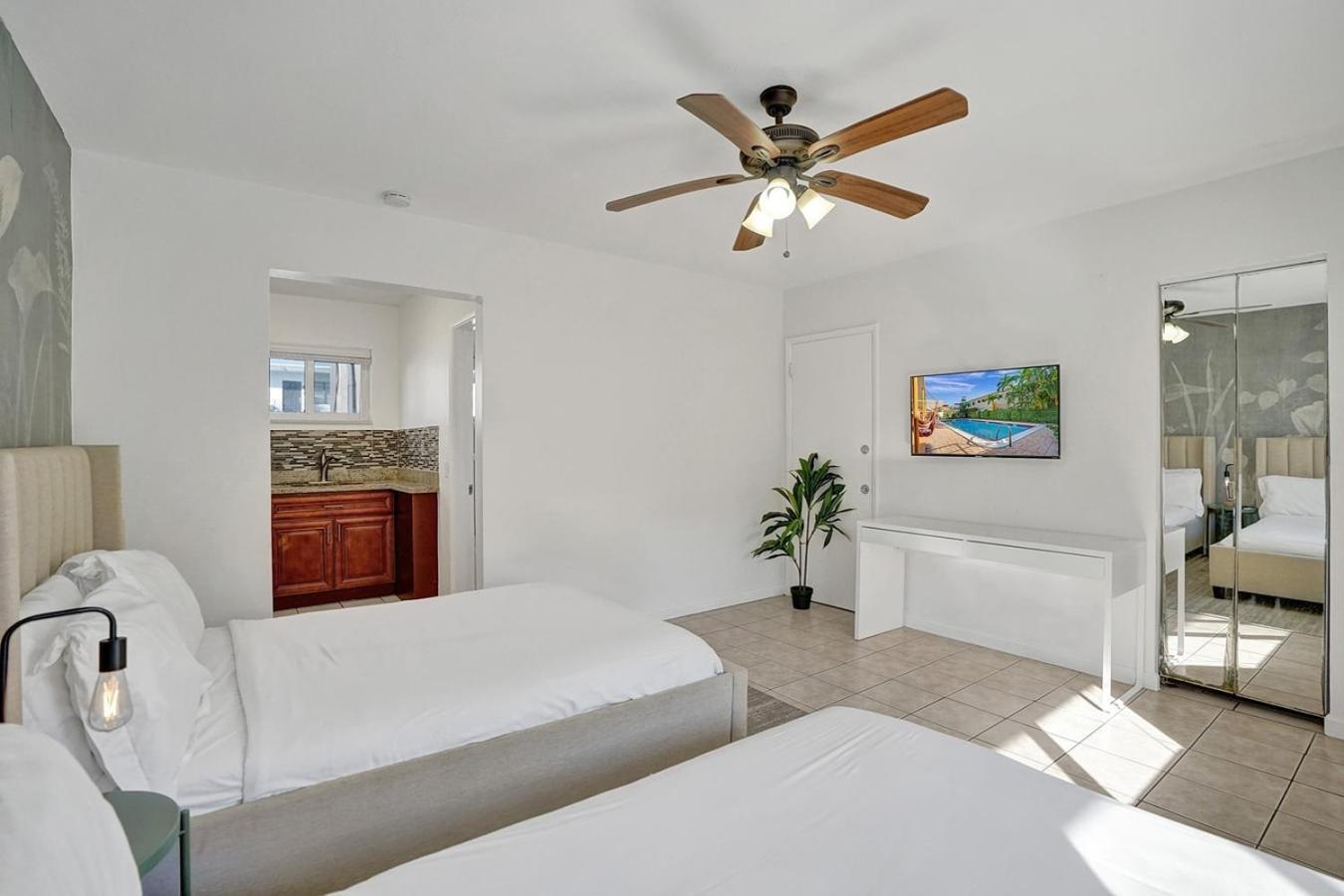 Pool Christmas Getaway 5 Beach Walk Airport Apartment *