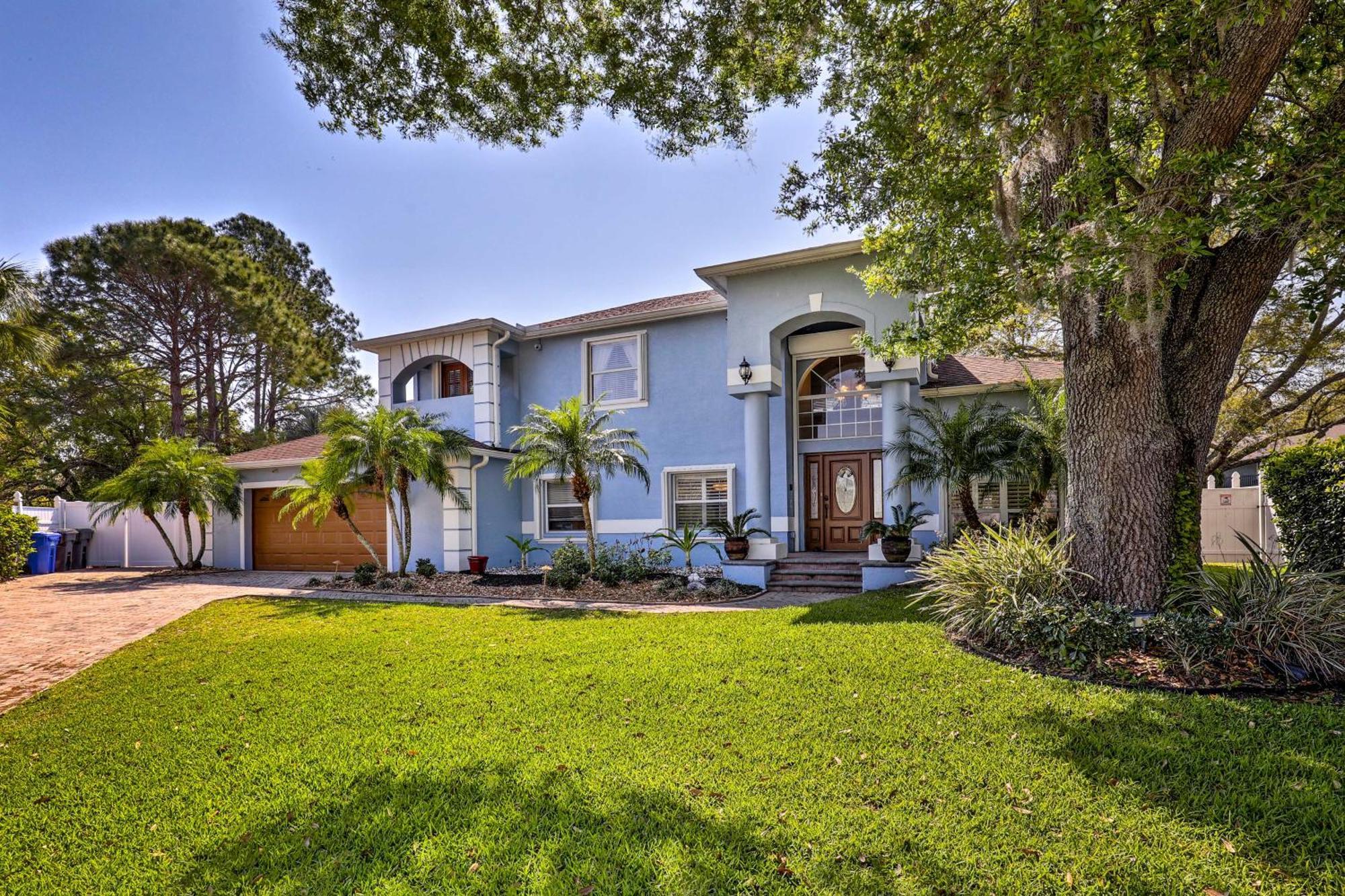 Luxurious With Heated Pool, Theatre, Gym ! * Tampa
