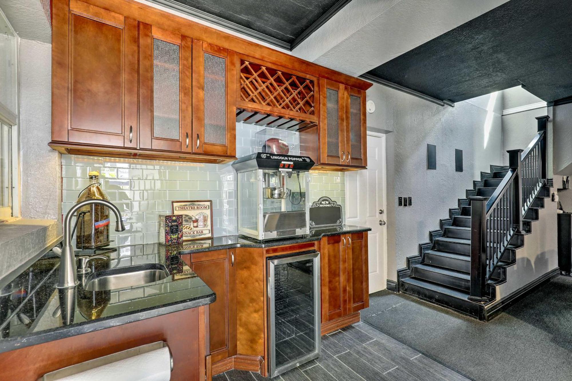 Villa Luxurious With Heated Pool, Theatre, Gym ! *