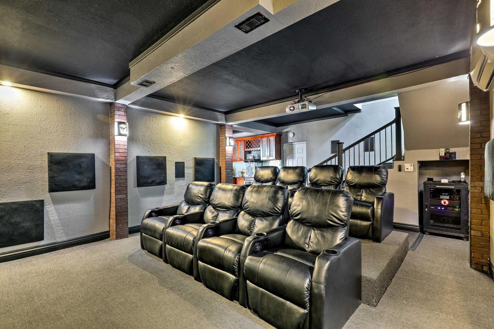 Luxurious With Heated Pool, Theatre, Gym !