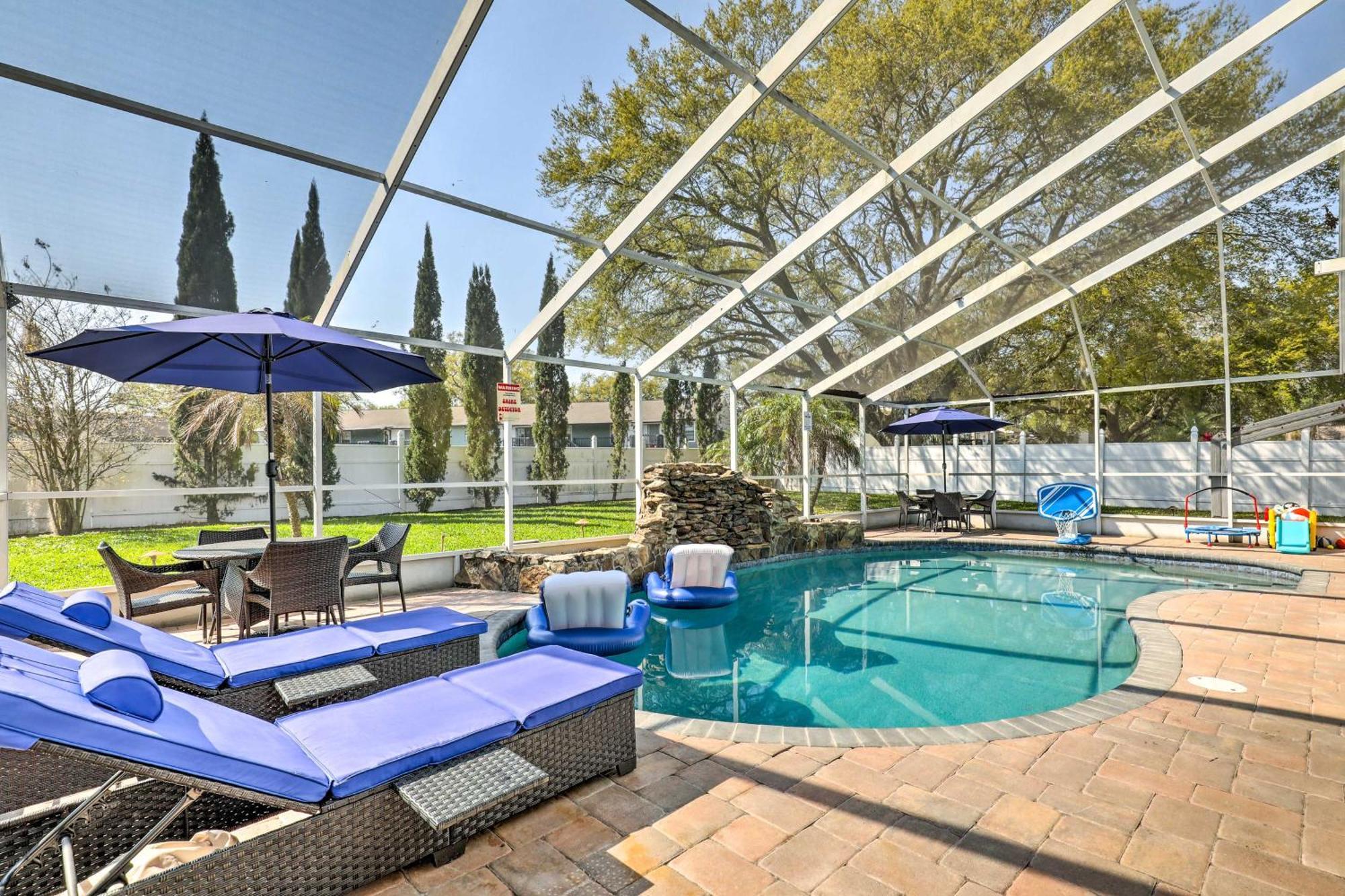 Luxurious With Heated Pool, Theatre, Gym ! * Tampa