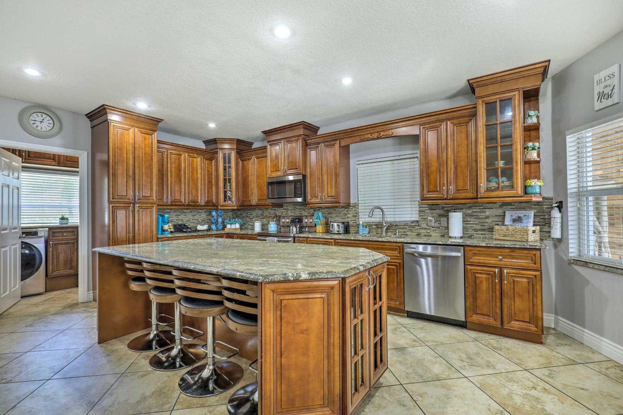 Villa Luxurious With Heated Pool, Theatre, Gym ! *