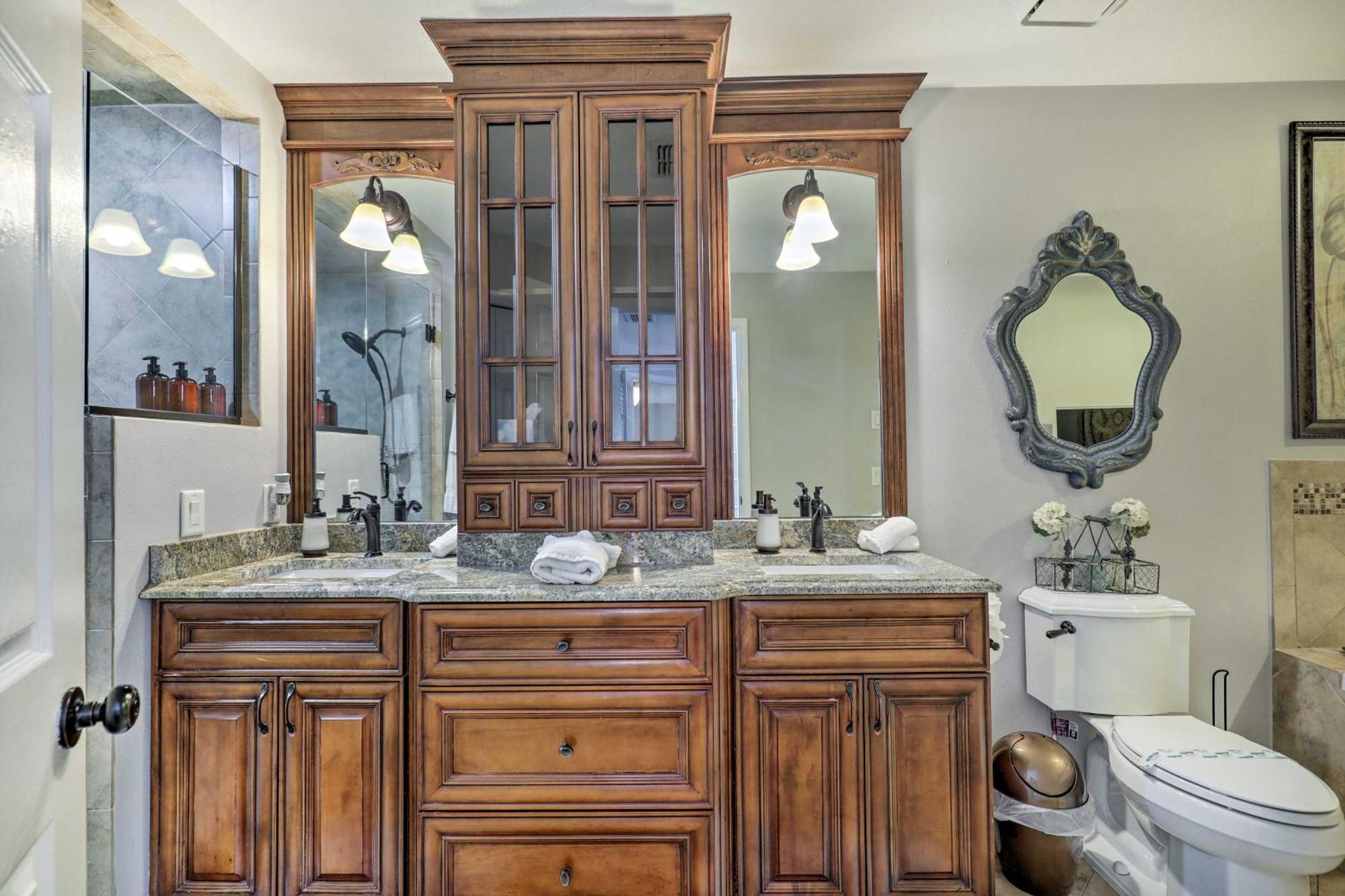 Luxurious With Heated Pool, Theatre, Gym ! * Tampa