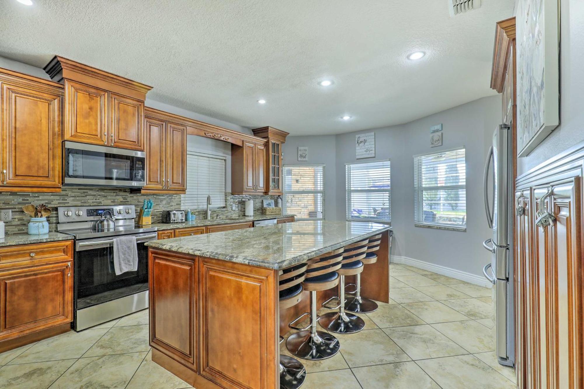 Luxurious With Heated Pool, Theatre, Gym ! Tampa