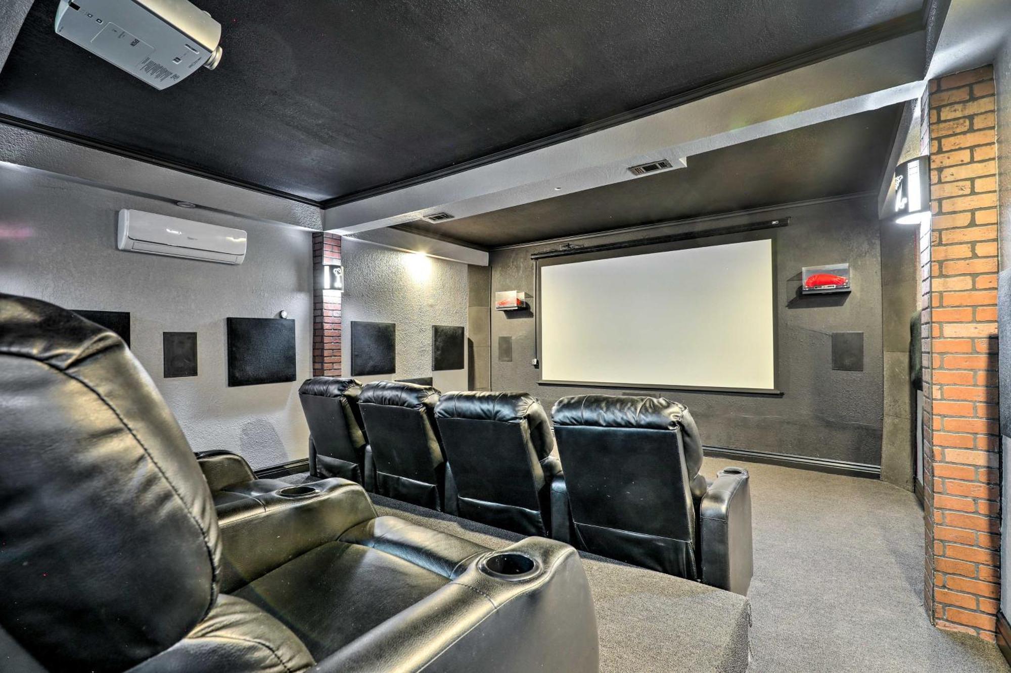 Luxurious With Heated Pool, Theatre, Gym ! *
