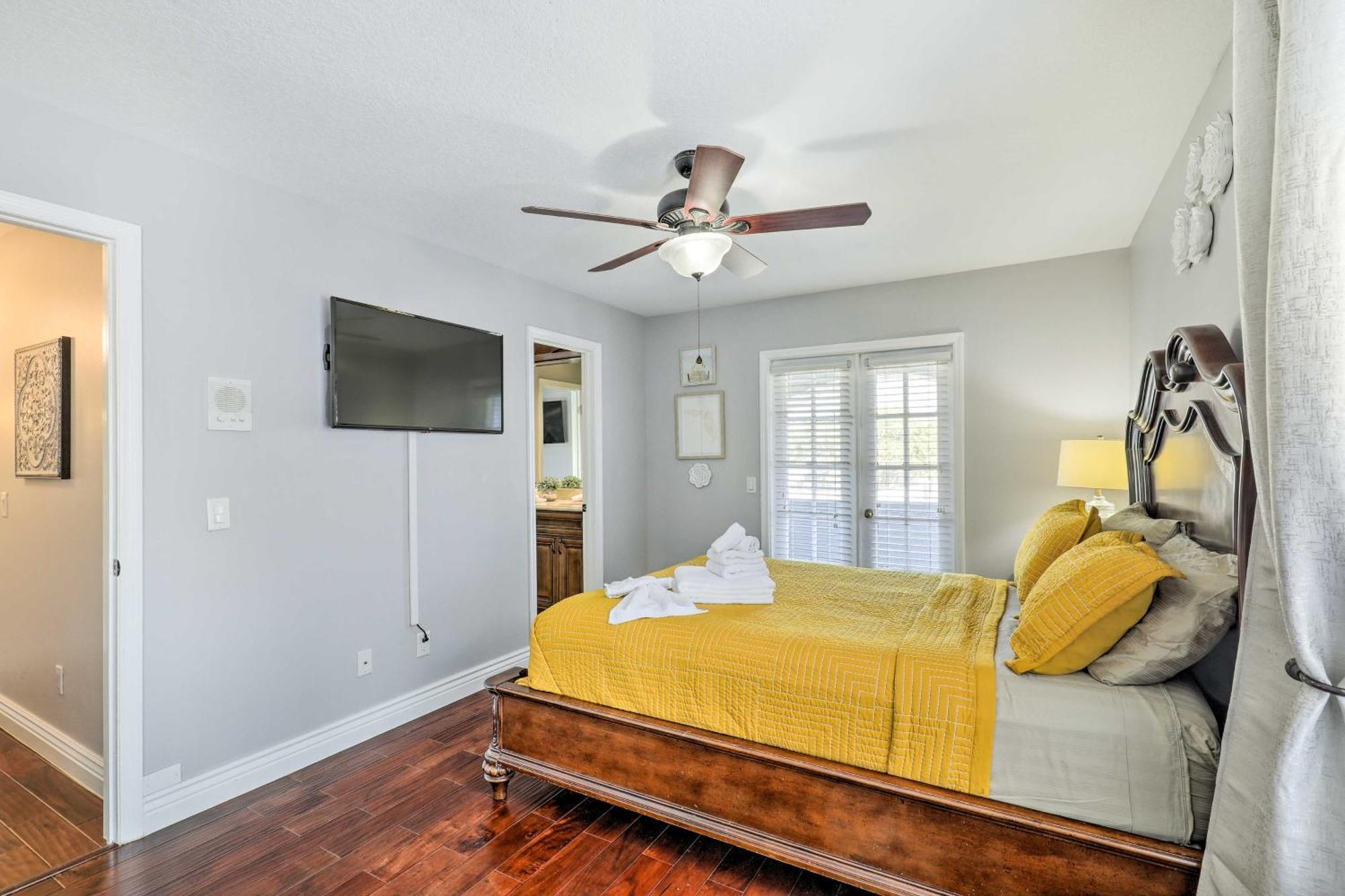 Luxurious With Heated Pool, Theatre, Gym ! * Tampa