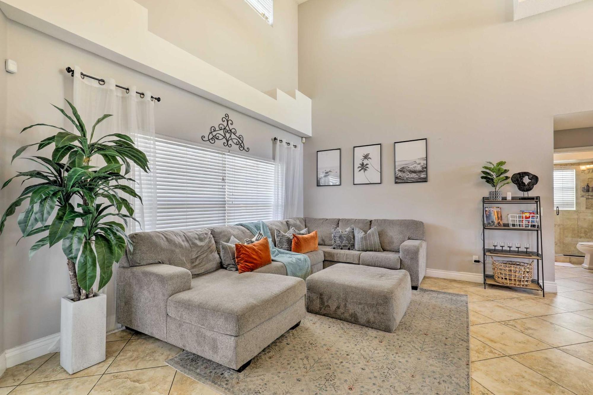 Luxurious With Heated Pool, Theatre, Gym ! *