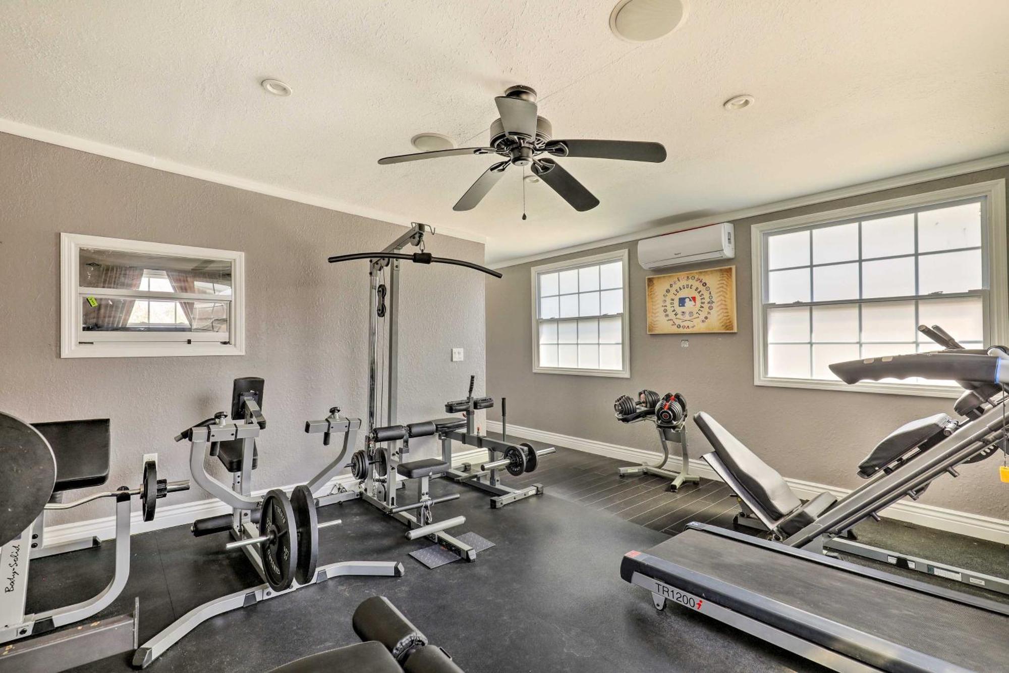 Villa Luxurious With Heated Pool, Theatre, Gym ! Tampa