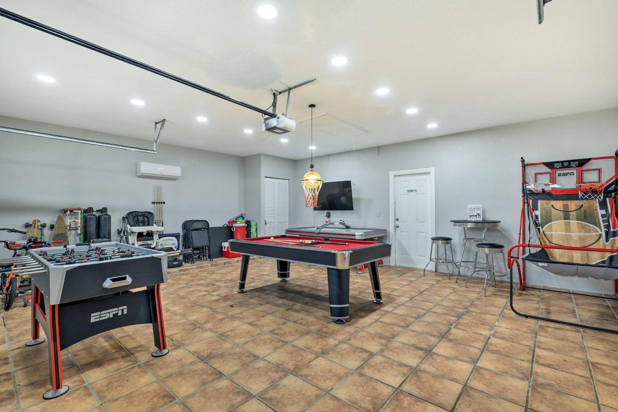 Luxurious With Heated Pool, Theatre, Gym ! Villa *