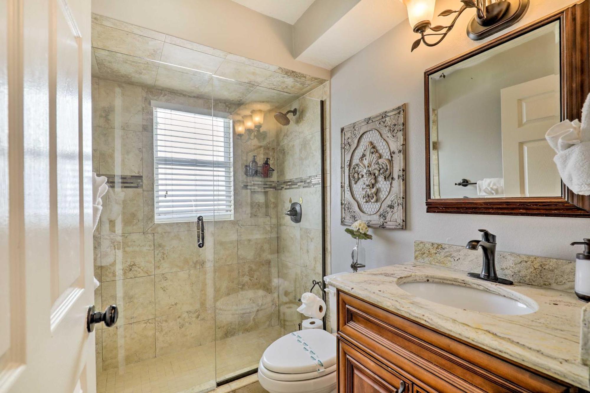 Luxurious With Heated Pool, Theatre, Gym ! Villa Tampa