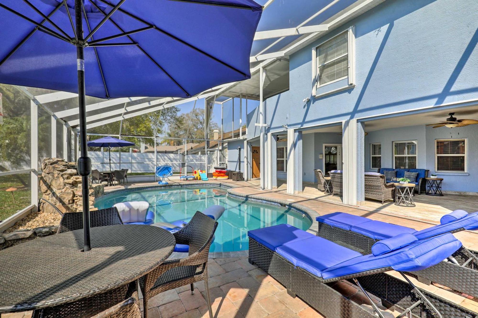 Luxurious With Heated Pool, Theatre, Gym ! Villa