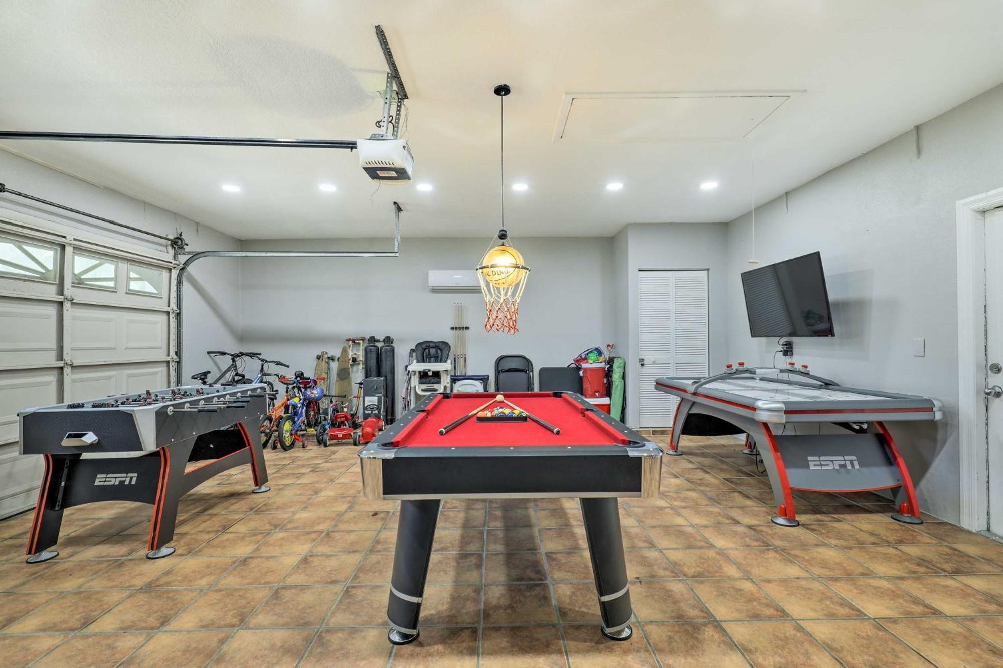 Villa Luxurious With Heated Pool, Theatre, Gym ! Tampa