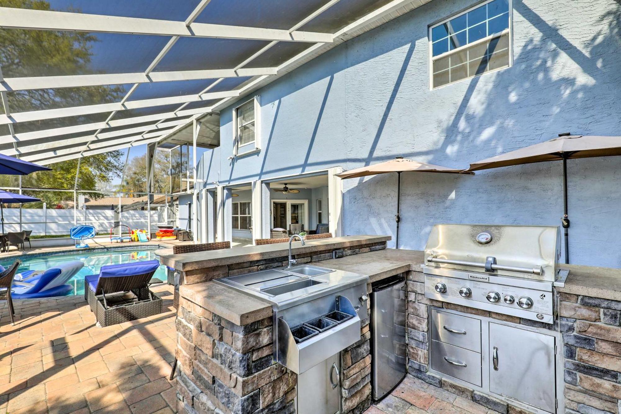 Luxurious With Heated Pool, Theatre, Gym ! * Tampa