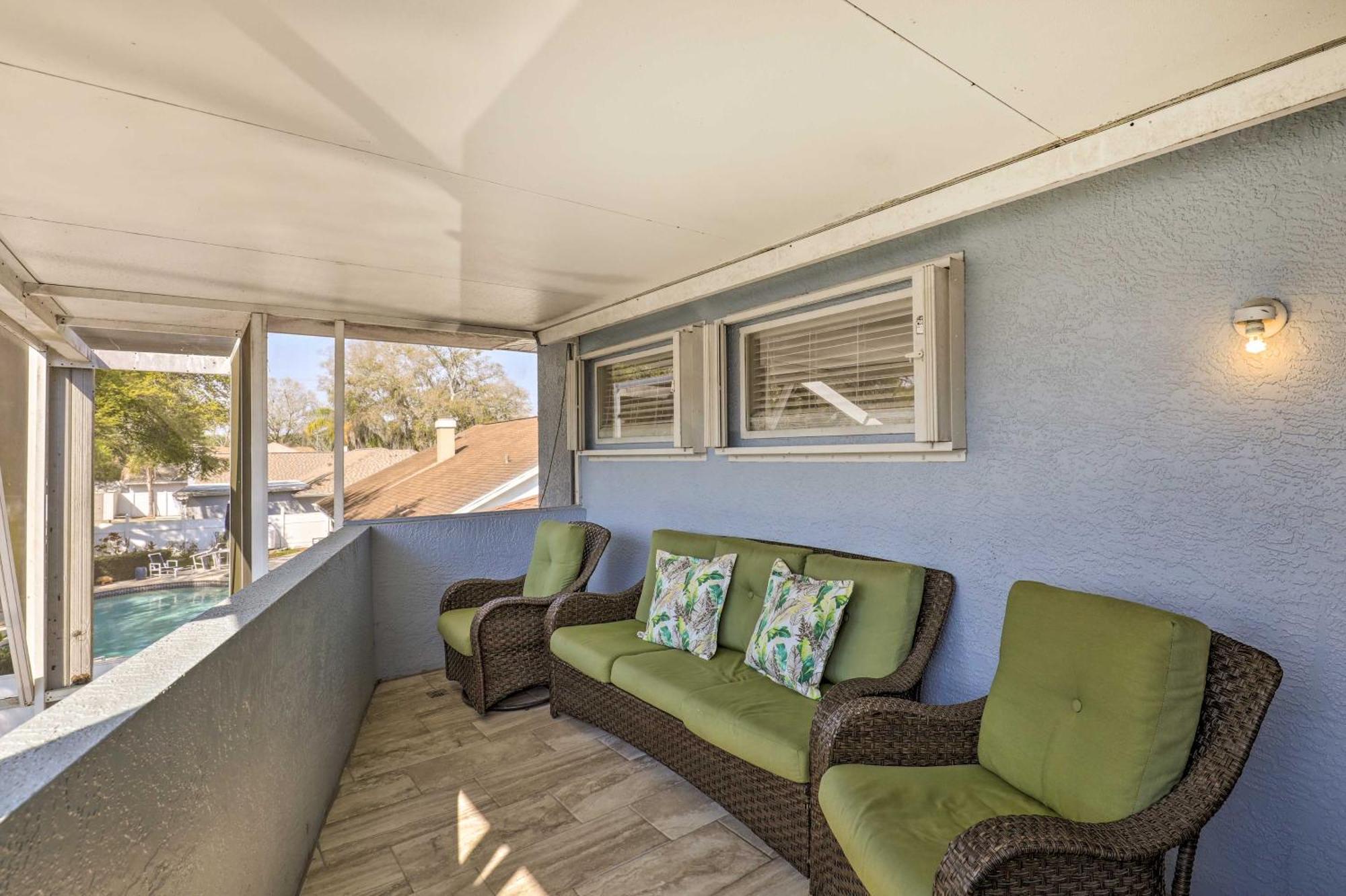 Luxurious With Heated Pool, Theatre, Gym ! Villa Tampa