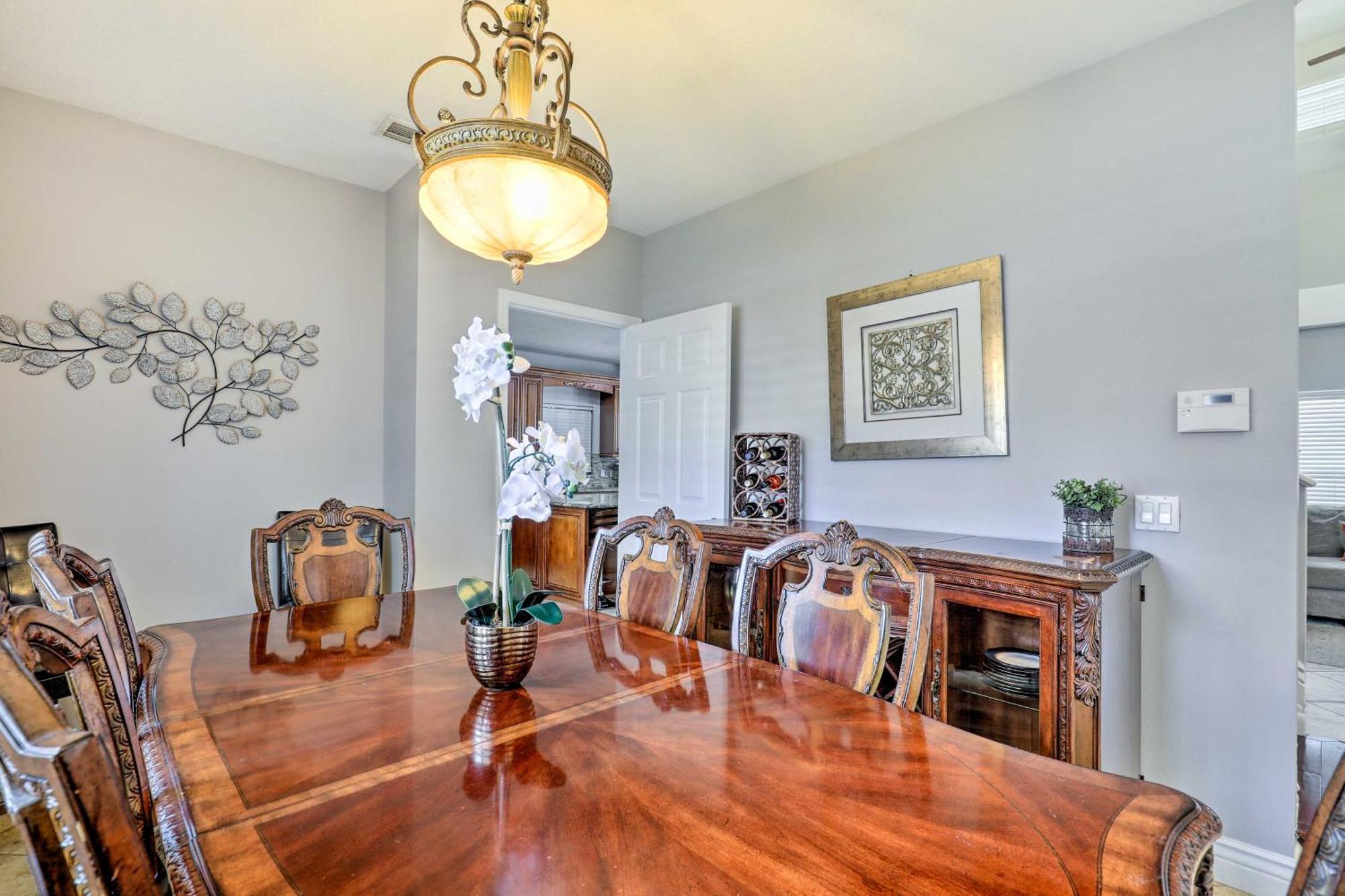 Villa Luxurious With Heated Pool, Theatre, Gym ! Tampa