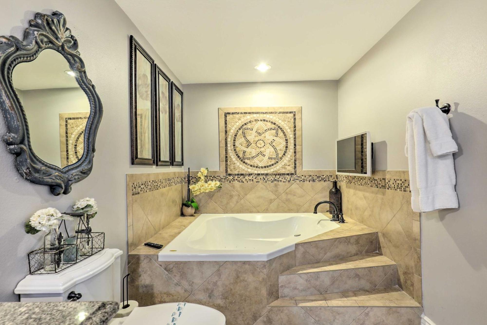Villa Luxurious With Heated Pool, Theatre, Gym !