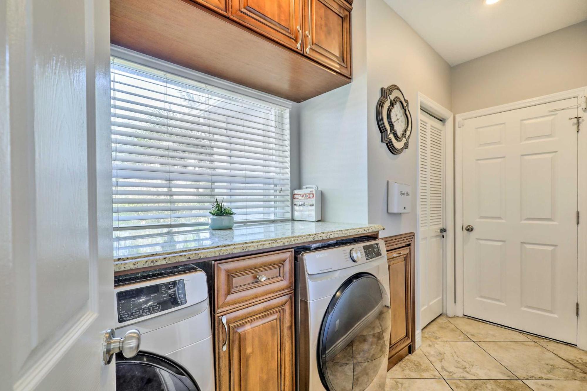 Luxurious With Heated Pool, Theatre, Gym ! Villa Tampa