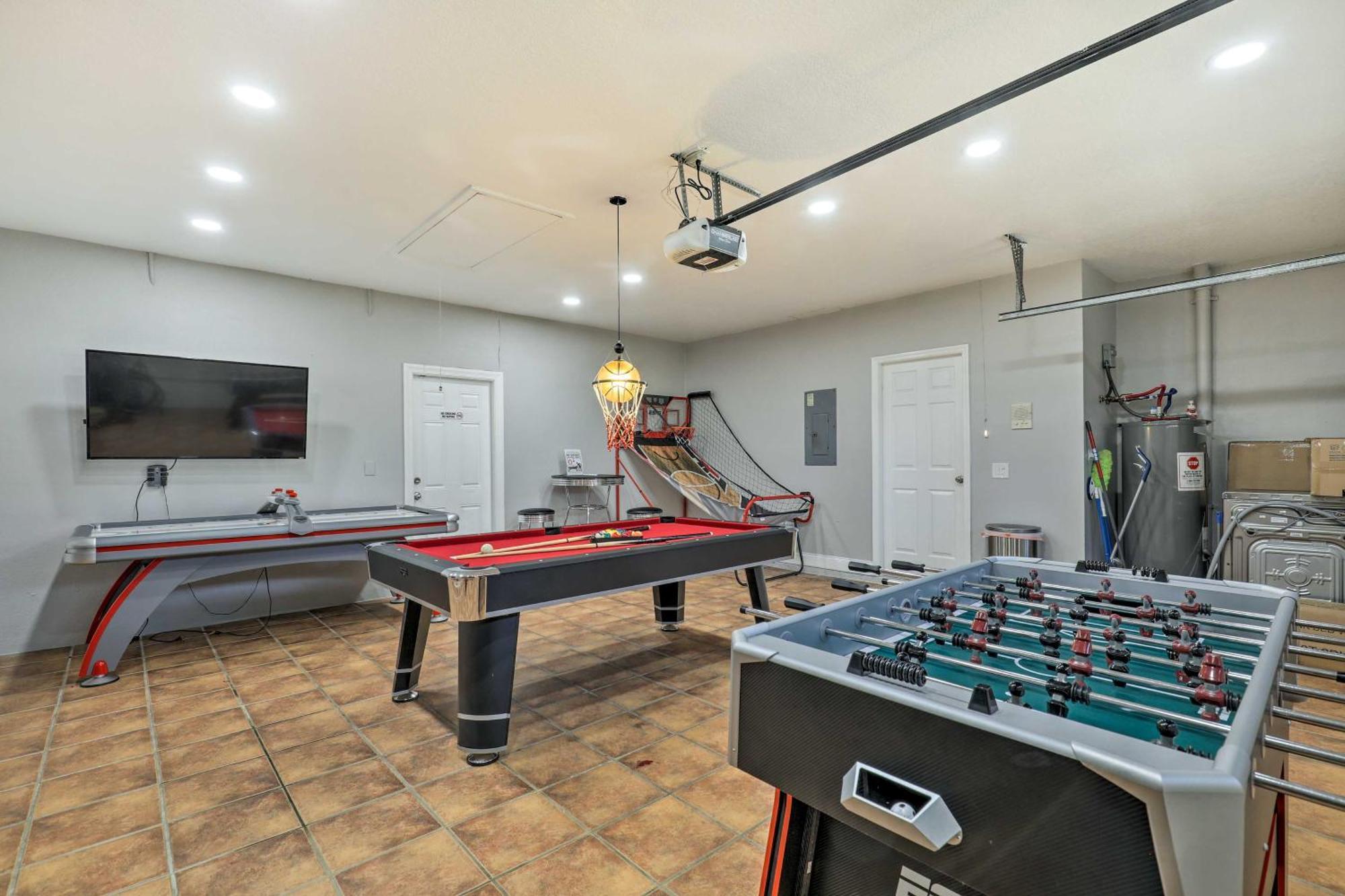 Luxurious With Heated Pool, Theatre, Gym !