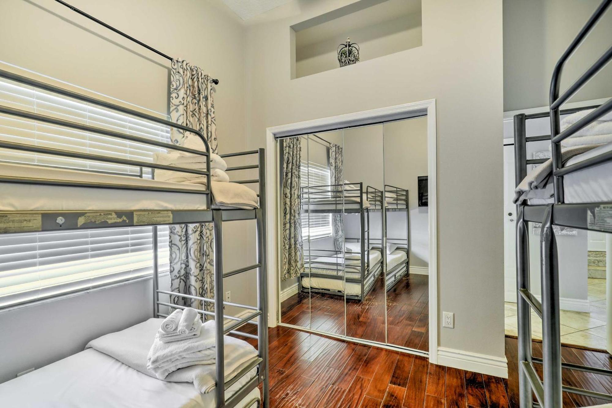 Luxurious With Heated Pool, Theatre, Gym ! * Tampa