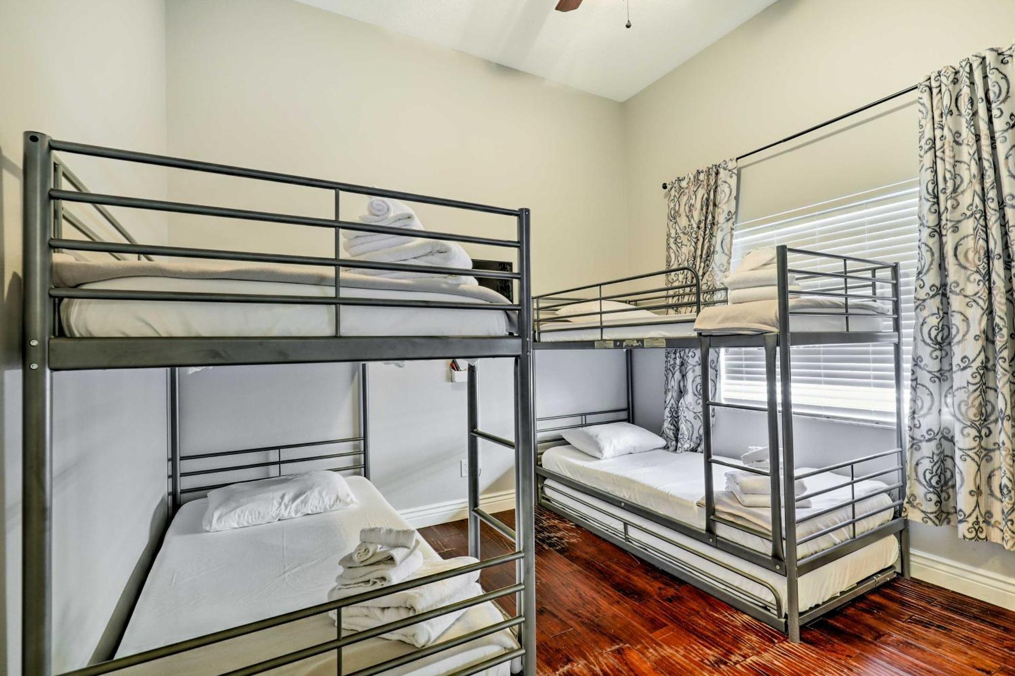 Luxurious With Heated Pool, Theatre, Gym ! Villa Tampa
