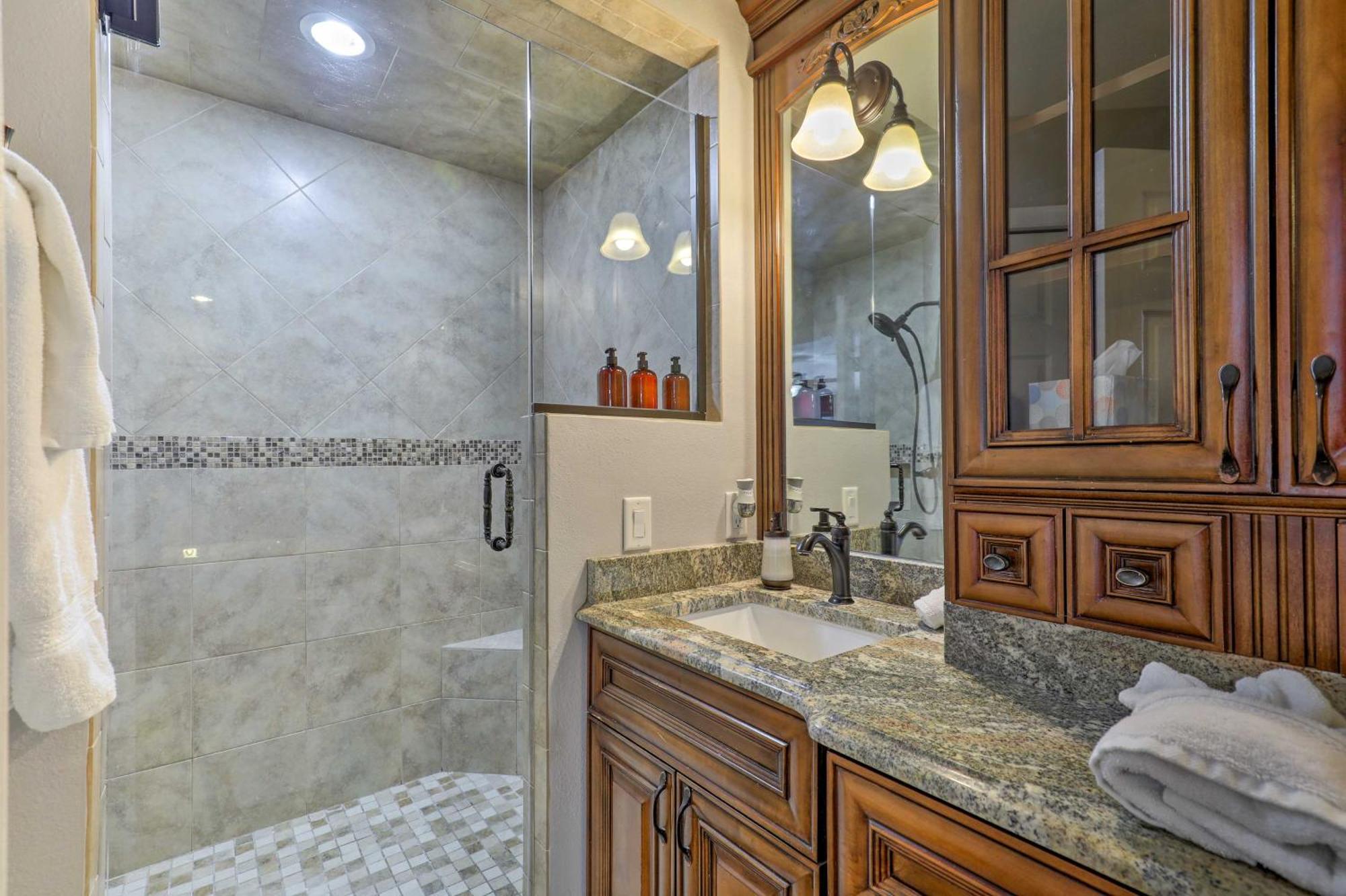 Luxurious With Heated Pool, Theatre, Gym ! *
