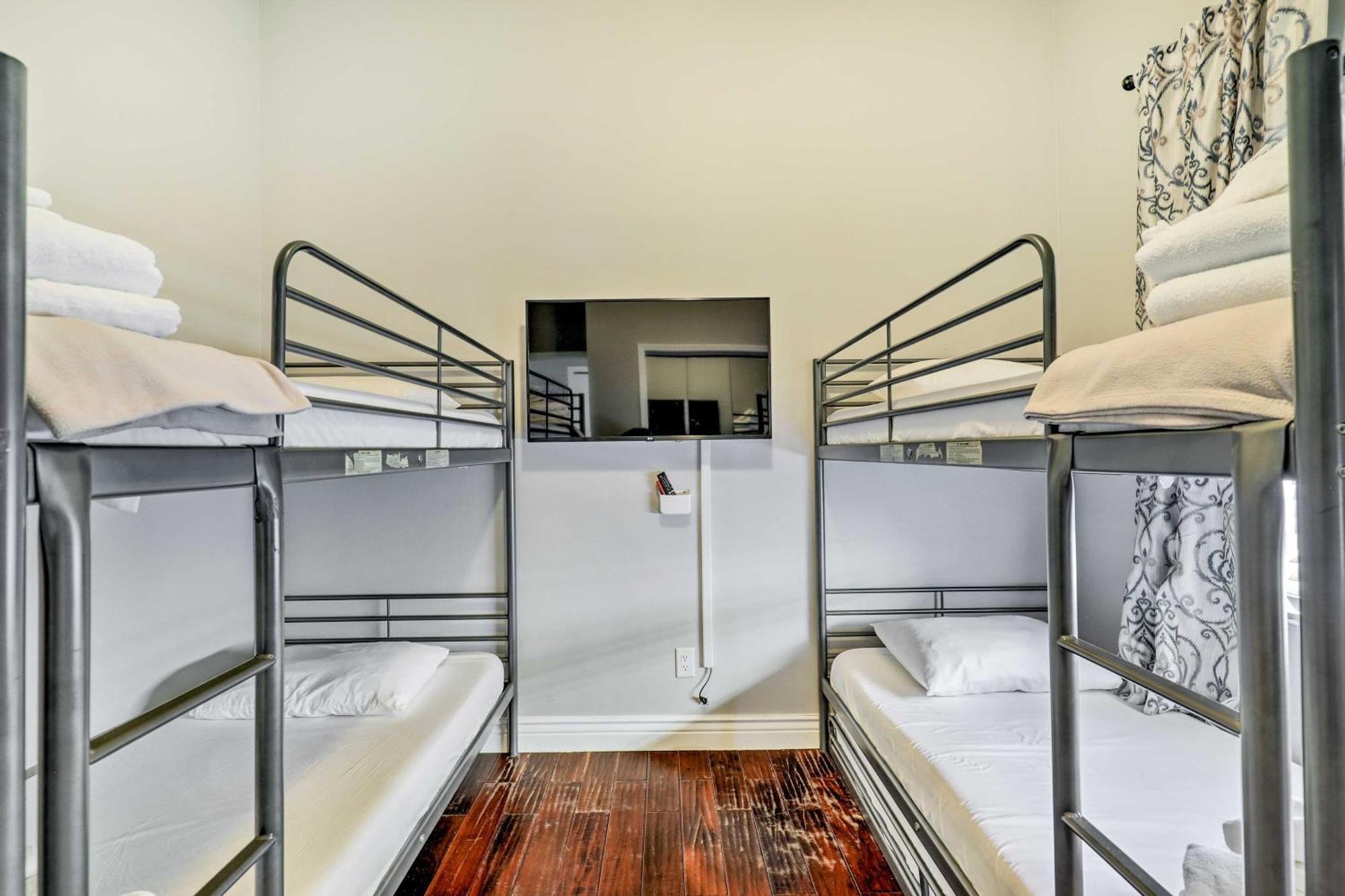 Luxurious With Heated Pool, Theatre, Gym ! Villa Tampa