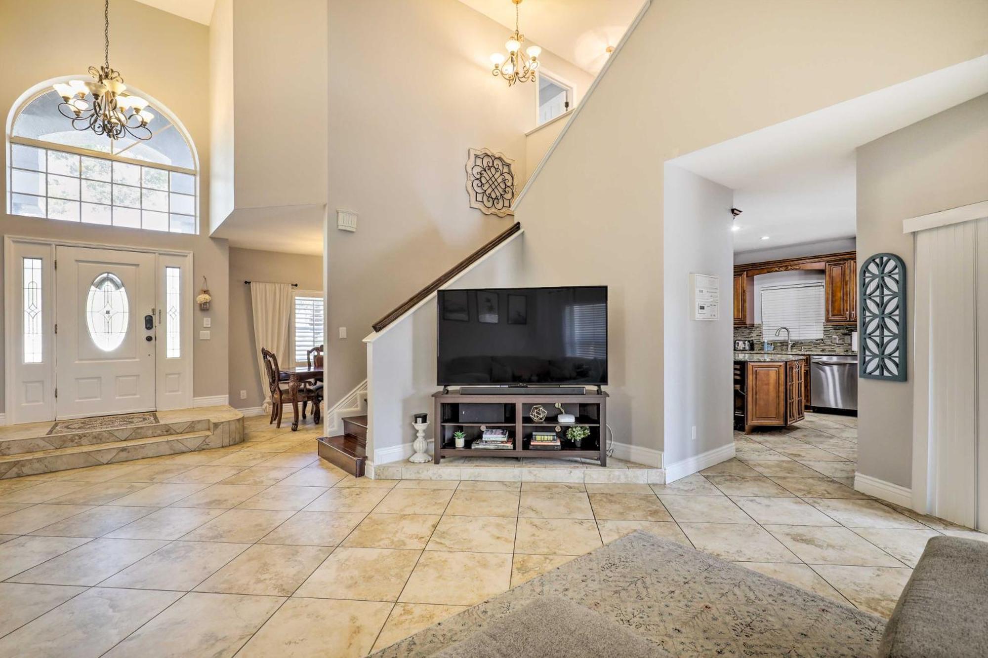 Luxurious With Heated Pool, Theatre, Gym ! Villa Tampa