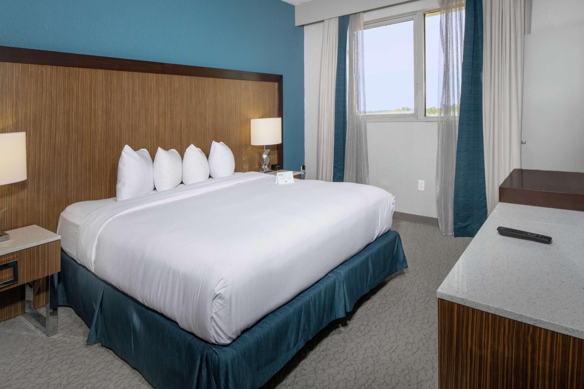 Doubletree By Hilton Airport