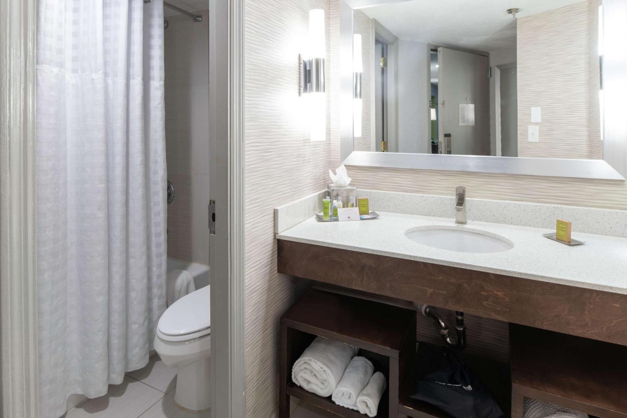 Hotel Doubletree By Hilton Airport 4*