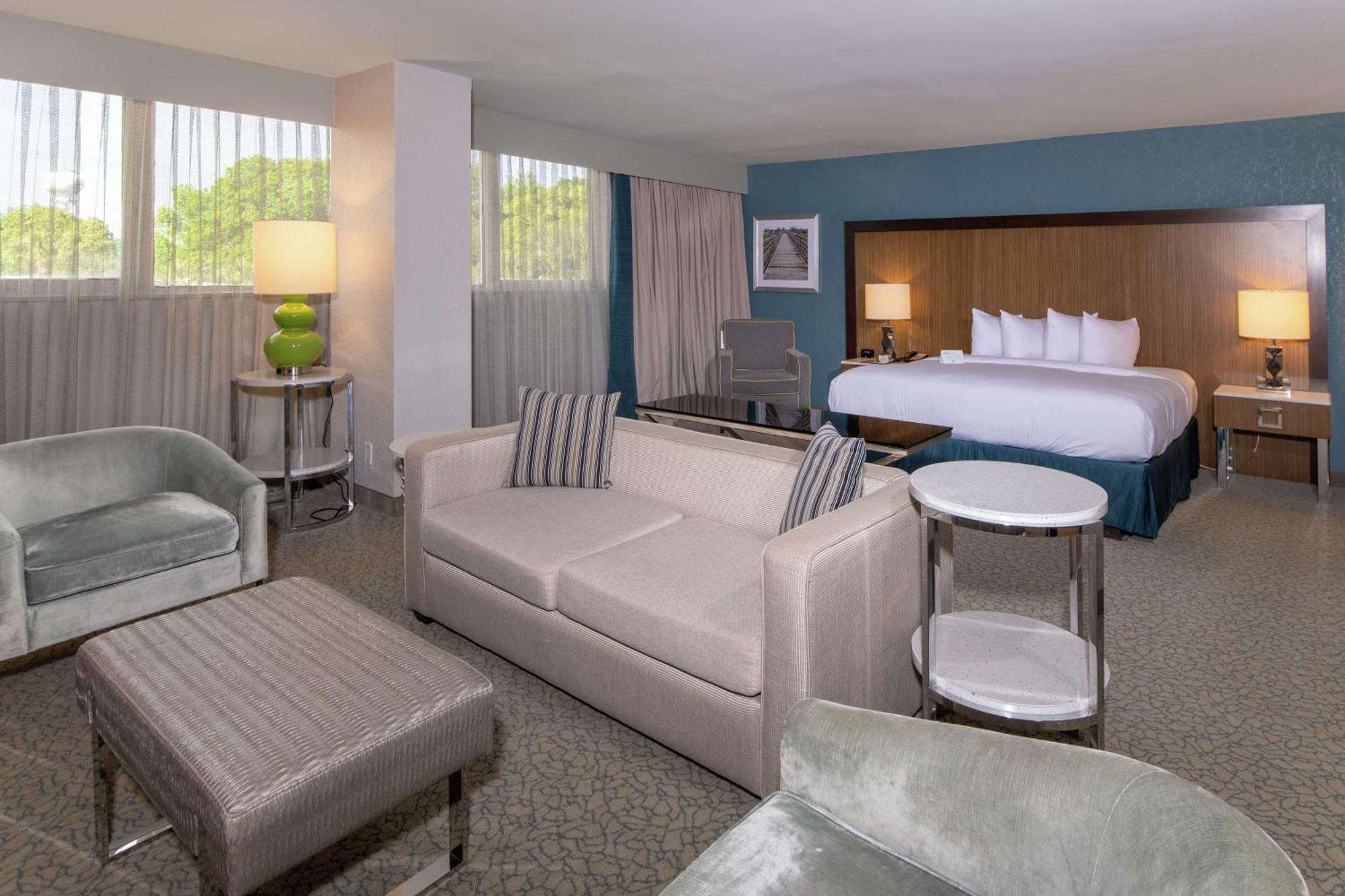 Doubletree By Hilton Airport