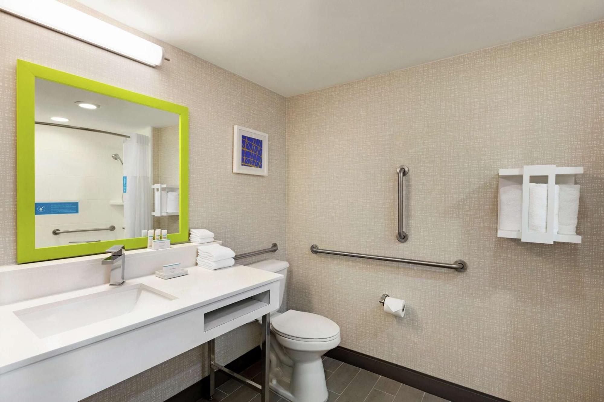 Hampton & Lauderdale Airport Hotel 3*